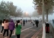 ​高校学生雾霾晨跑 网友：不怕跑迷路么？