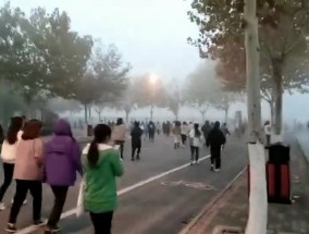 ​高校学生雾霾晨跑 网友：不怕跑迷路么？